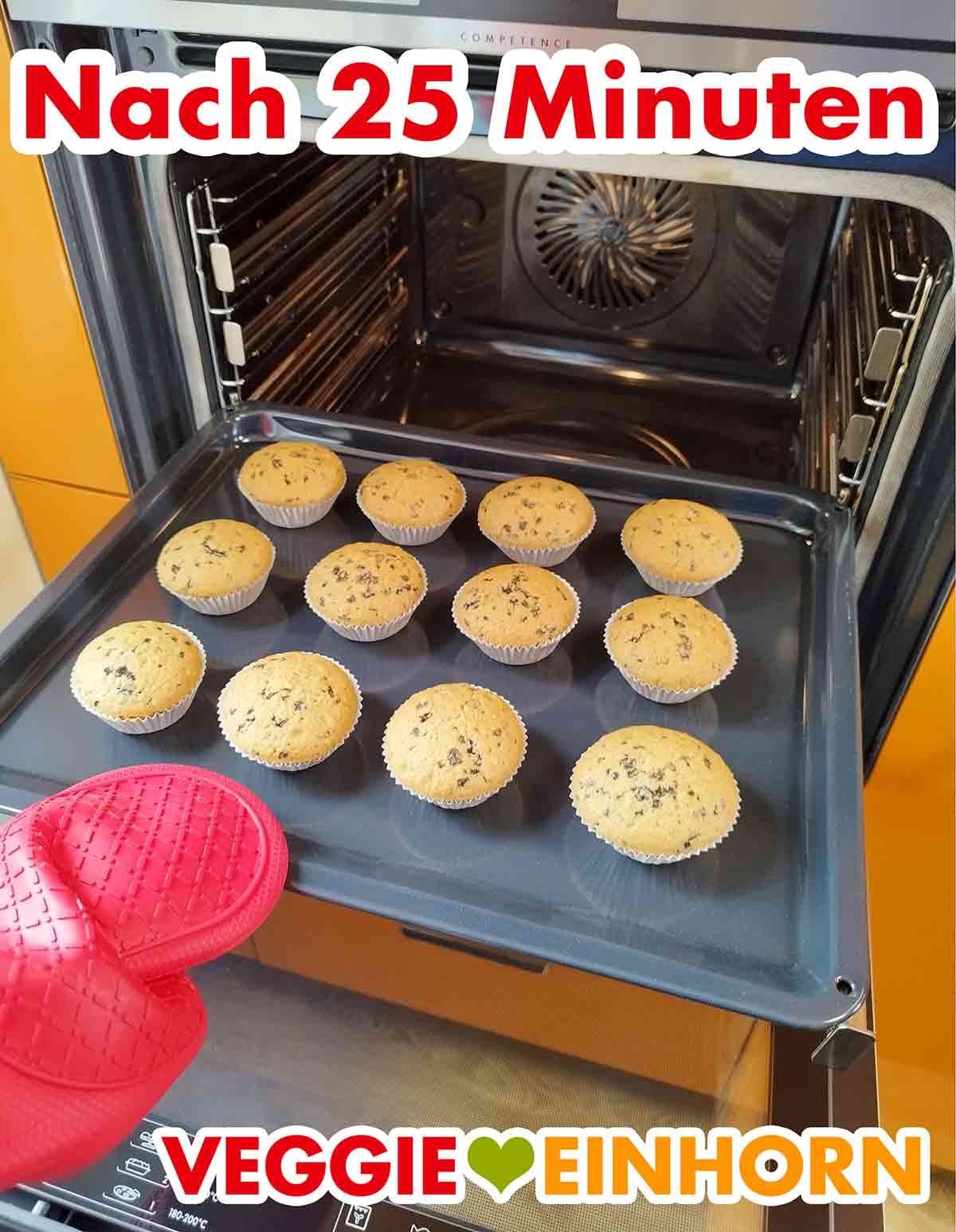 Die veganen Muffins aus der Dr. Oetker Backmischung sind fertig gebacken. Fertig gebackene Muffins im geöffneten Backofen
