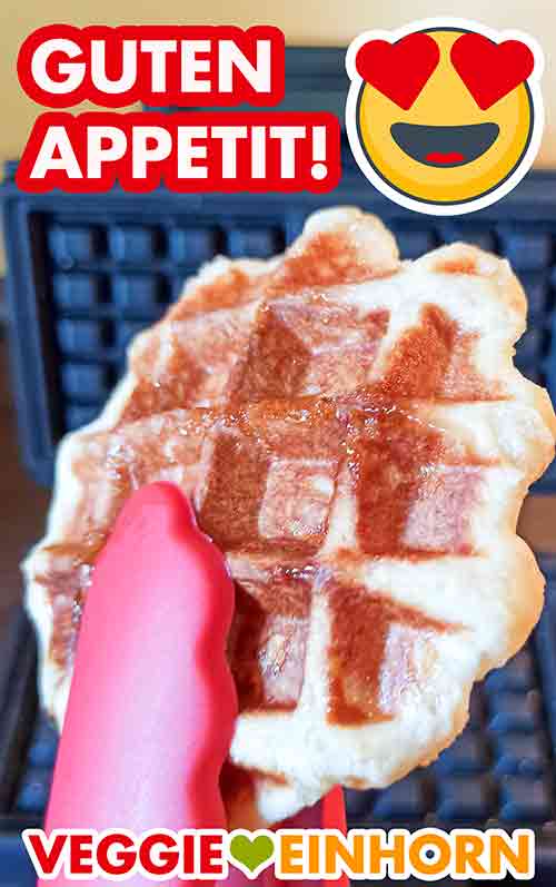 Die vegane Lütticher Waffel wird serviert. Küchenzange mit veganer Lütticher Waffel