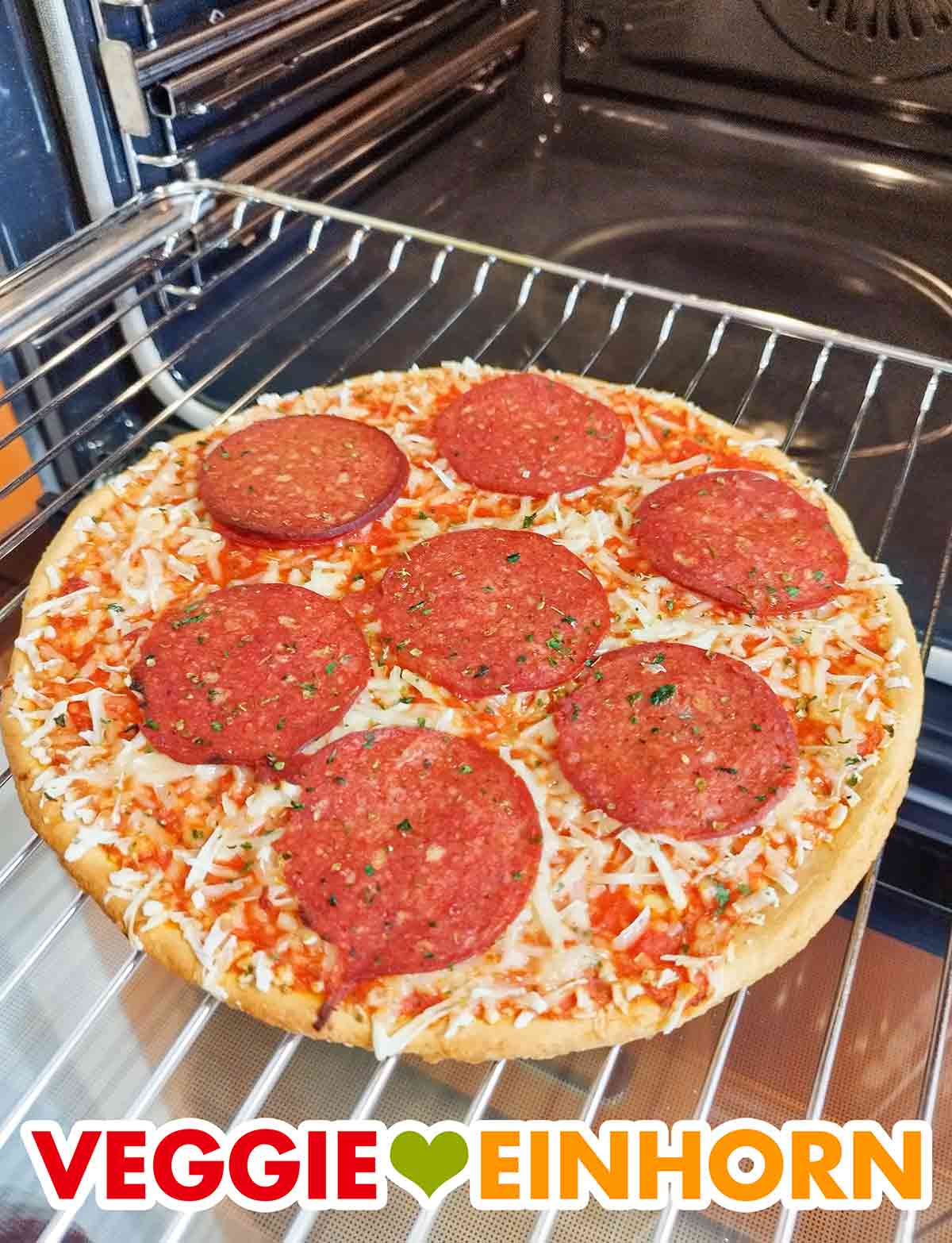 Auf der Pizza ist vegane Salami, veganer Käse und Tomatensoße. Fertig gebackene Dr. Oetker Pizza Ristorante mit veganer Salami