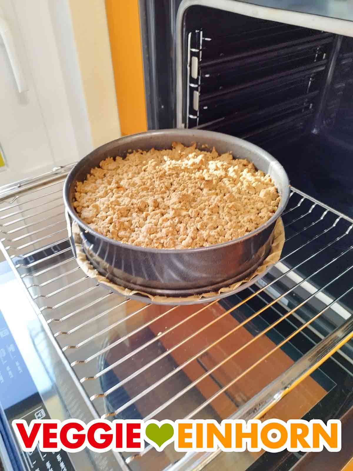 Springform mit veganem Apfel Streuselkuchen mit Mürbeteig Fertig gebackener veganer Apfelkuchen mit Zimtstreuseln