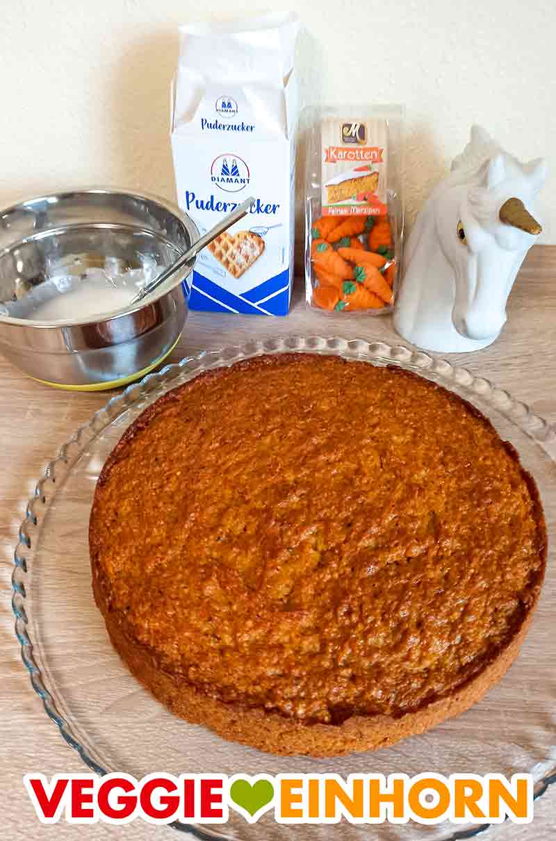 Der vegane Karottenkuchen ist fertig gebacken. Fertig gebackener veganer Karottenkuchen auf einer Tortenplatte