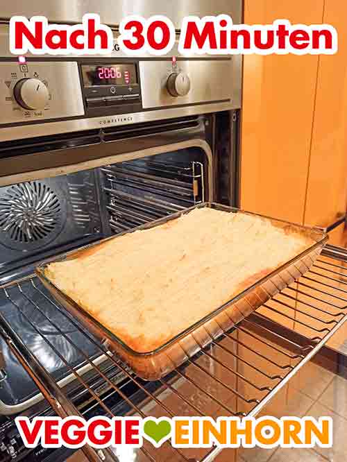 So sieht der vegane Shepherd's Pie nach 30 Minuten Backzeit aus. Der fertig gebackene vegane Shepherd's Pie auf dem herausgezogenen Rost des Ofens