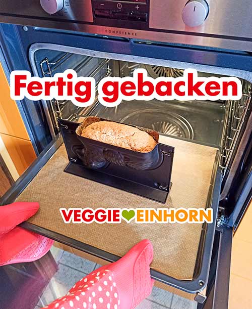 Fertig gebackenes Osterlamm Das fertig gebackene Osterlamm wird aus dem Ofen geholt
