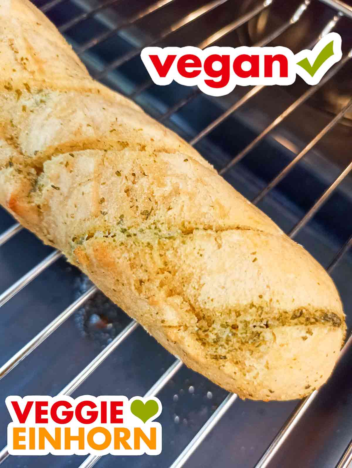 Fertig gebackenes veganes Kräuterbaguette von Penny Nahaufnahme des fertig gebackenen veganen Kräuterbaguettes von Food for Future
