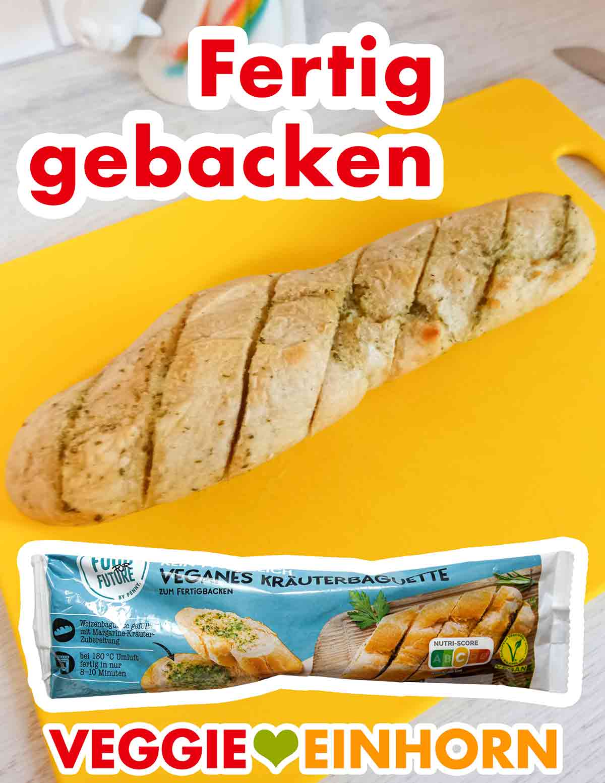 Veganes Kräuterbaguette von Food for Future auf einem Schneidebrett Fertig gebackenes veganes Kräuterbaguette von Penny auf einem Schneidebrett