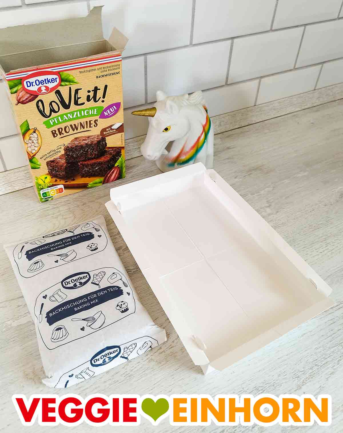 So sieht die fertig gefaltete Brownie Backform von Dr. Oetker aus. Beutel mit der veganen Brownie Backmischung von Dr. Oetker und die gefaltete Backform