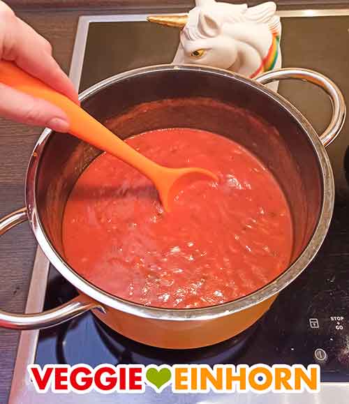 Die Tomaten Reis Suppe ist fertig Fertig gekochte Tomatensuppe mit Reis