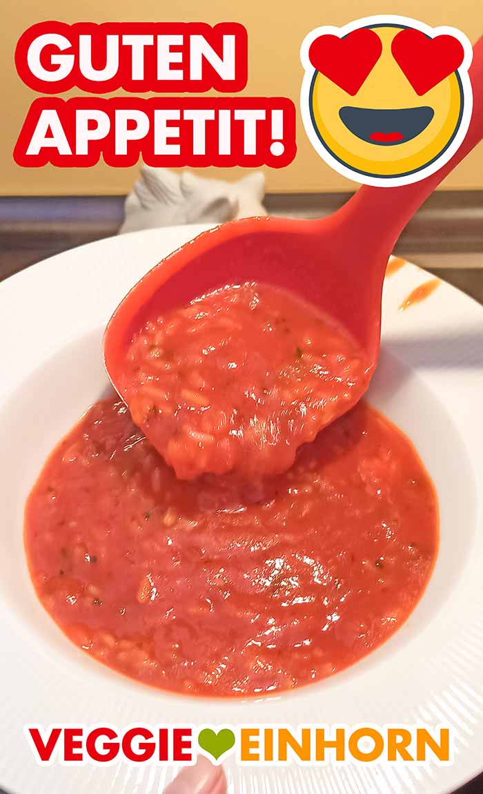 Die Tomatensuppe mit Reis wird serviert Die Tomatensuppe mit Reis wird mit einer Suppenkelle auf einen Teller gegeben