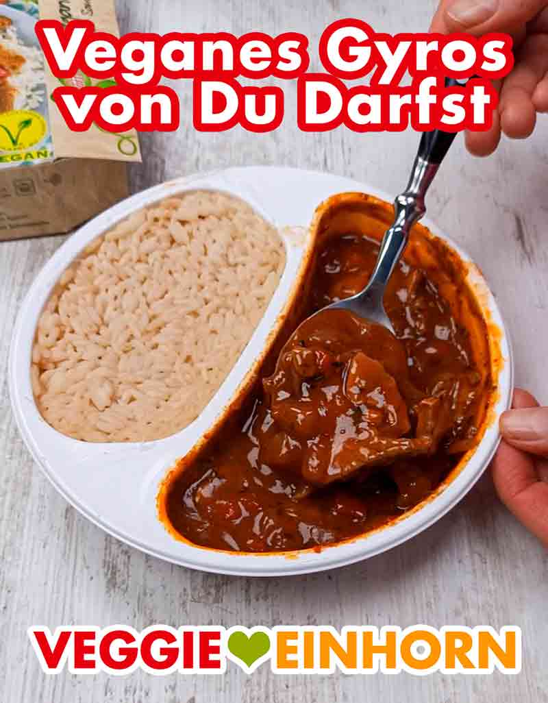 Es gibt eine Kammer mit Langkornreis und eine Kammer mit veganem Gyros in Sauce. Veganes Gyros von Du Darfst in der Menüschale