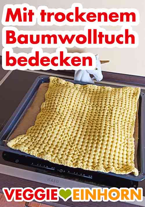 Sofort ein trockenes Küchenhandtuch über die heißen Dönerbroten legen. Dadurch bleiben sie schön weich. Trockenes Baumwolltuch auf dem Backblech mit den Dönerbroten