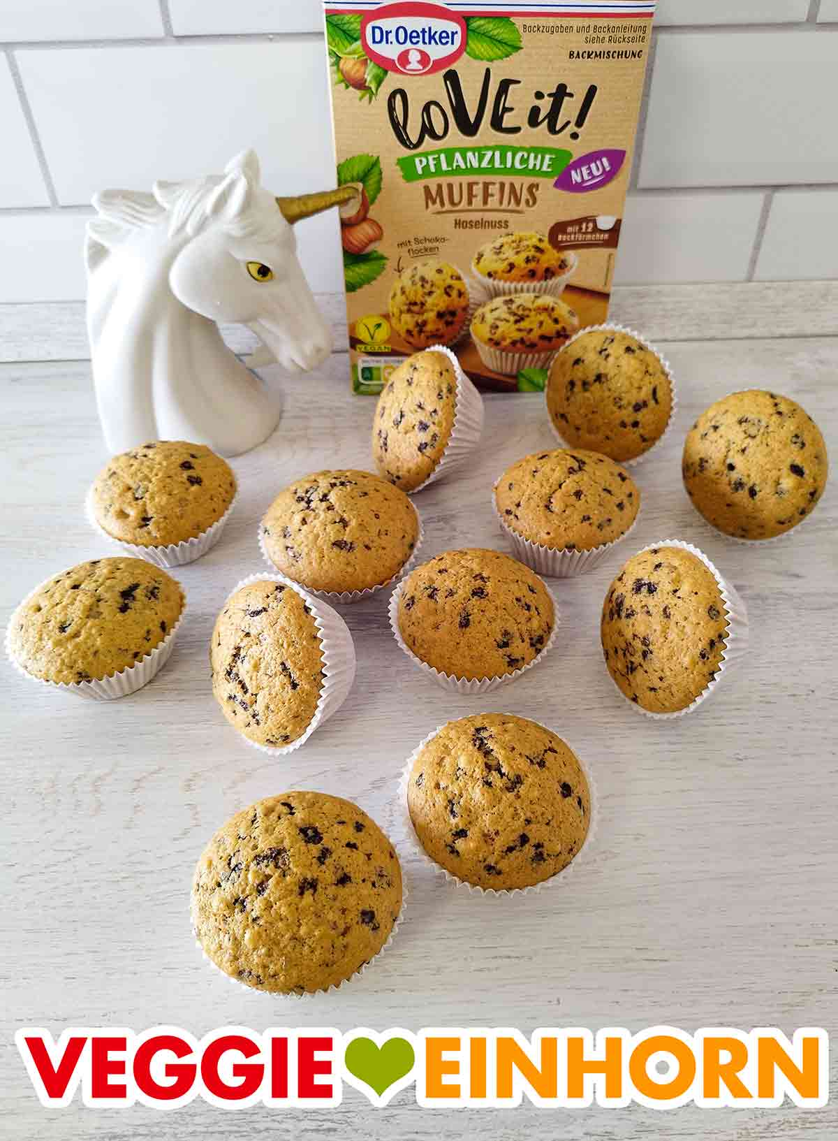 So sehen die pflanzlichen Muffins aus der Dr. Oetker LoVE it! Backmischung aus. Die Backmischung Packung und die 12 fertigen Muffins