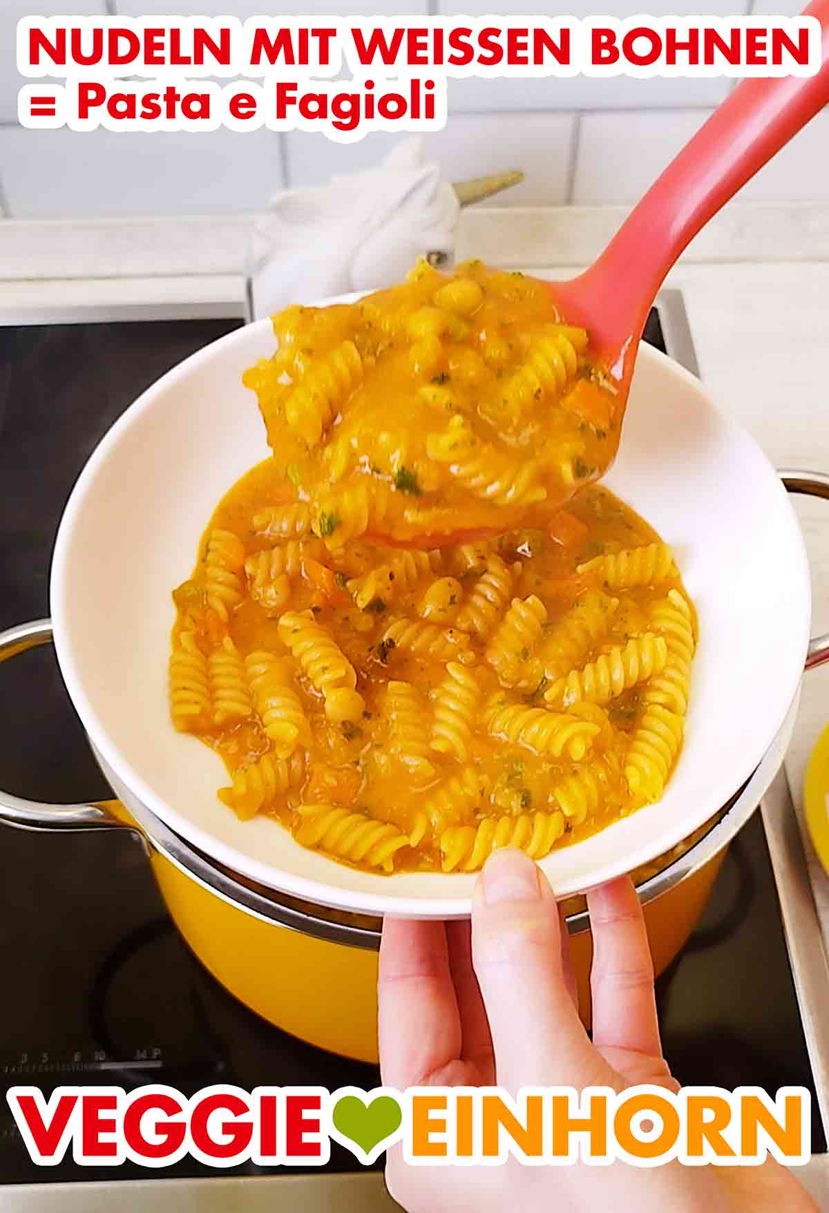 Servieren der Pasta e fagioli Nudeln mit weißen Bohnen werden mit einer Fülle auf einen Teller gegeben