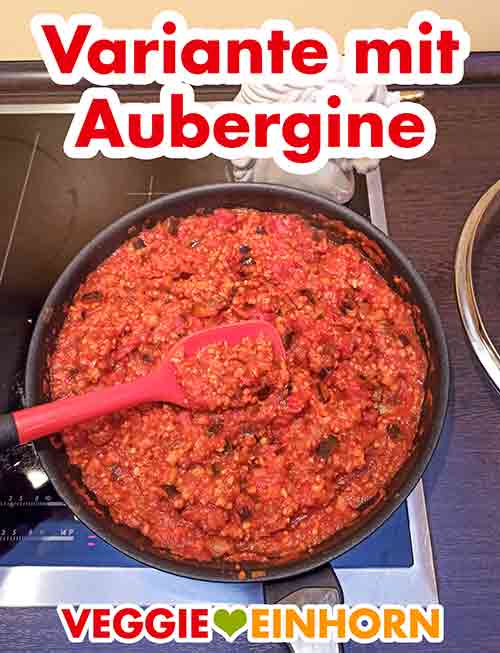So sieht die fertige Soße mit Aubergine aus Fertig gekochte Nuss Bolognese mit Aubergine in der Pfanne