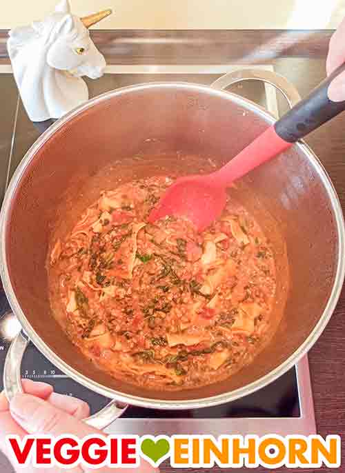 Die Suppe ist fertig Die fertig gekochte vegane Lasagne Suppe im Kochtopf