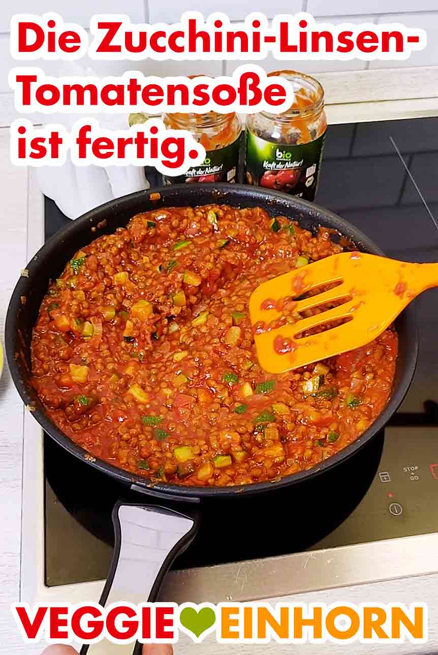 Die erste Soße für die Linsenlasagne ist fertig. Zucchini-Linsen-Tomatensoße in der Pfanne