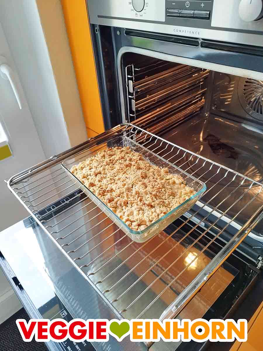 Der einfache vegane Apfel Crumble ist fertig gebacken. Fertiger veganer Apple Crumble im Ofen