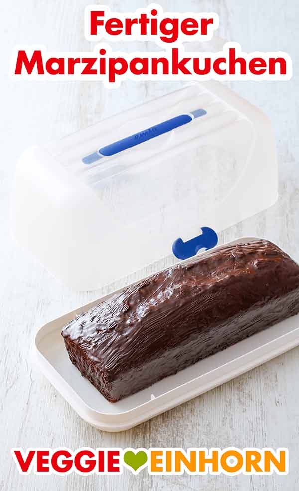 Kuchen in einer Transportbox mit Haube Der fertige Marzipankuchen in einer Kuchen Transportbox