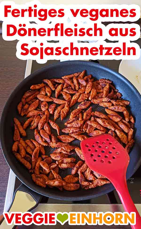 Das vegane Dönerfleisch aus Soja Schnetzeln ist fertig gebraten. Fertig gebratenes veganes Dönerfleisch aus Sojaschnetzeln