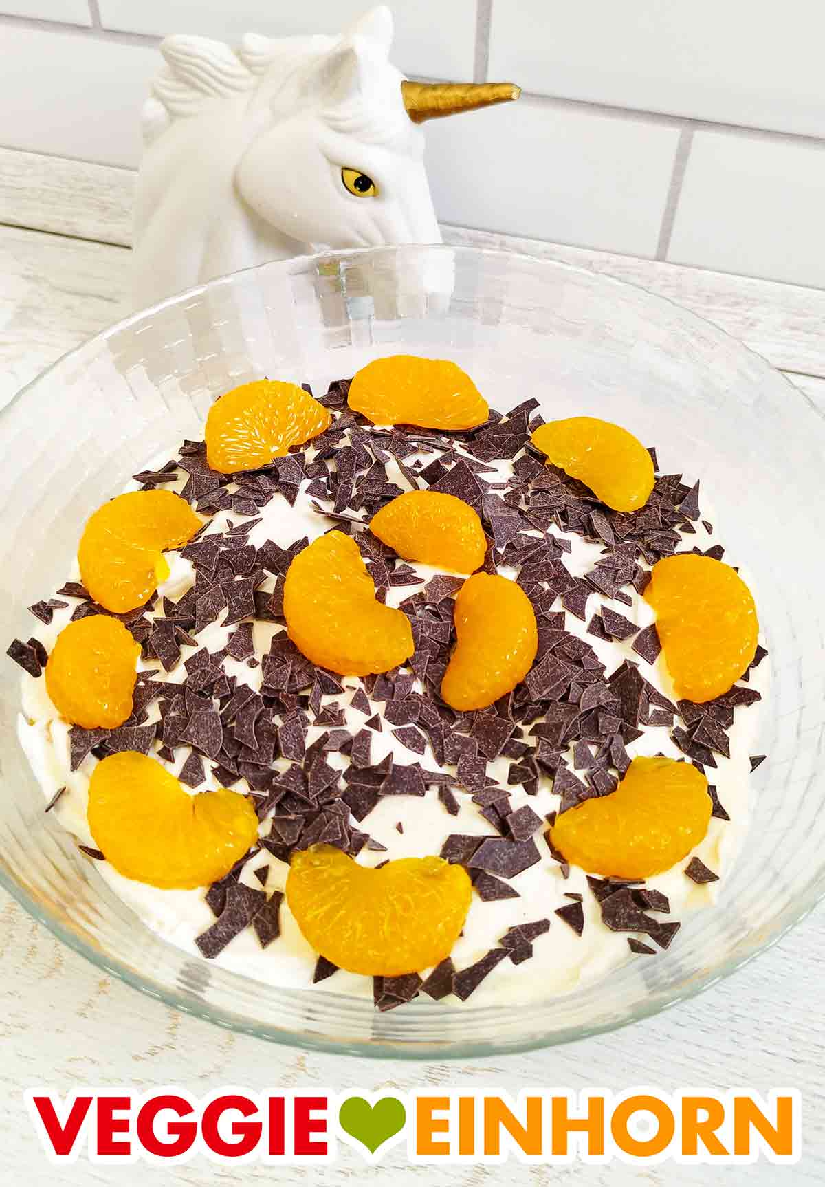 Des vegane Weihnachtsdessert ist fertig geschichtet. Fertiges veganes Schichtdessert für Weihnachten