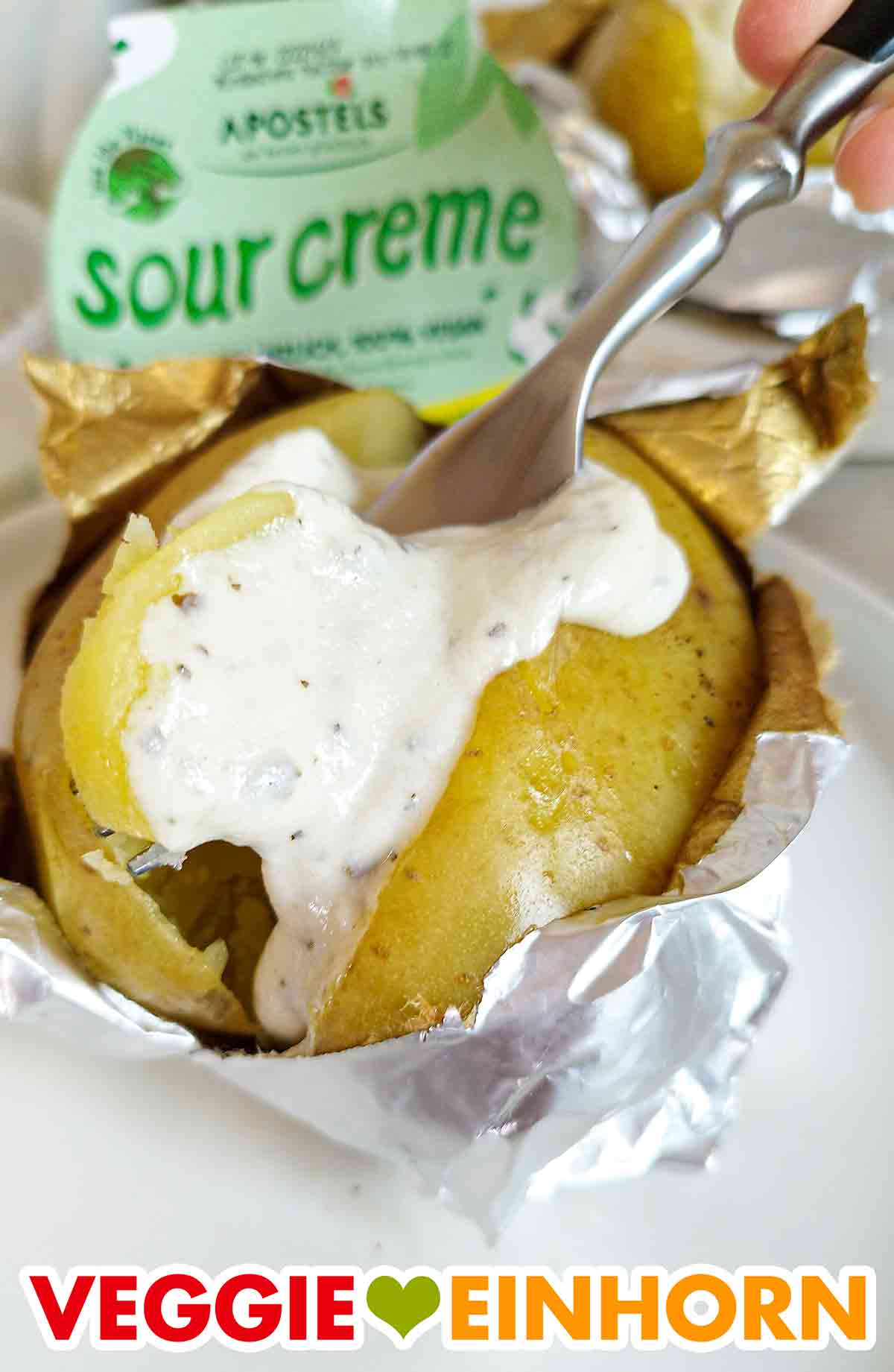 Wir haben die vegane Sour Creme von Apostels zu Folienkartoffeln gegessen. Folienkartoffel mit veganer Sour Creme von Apostels und einer Gabel