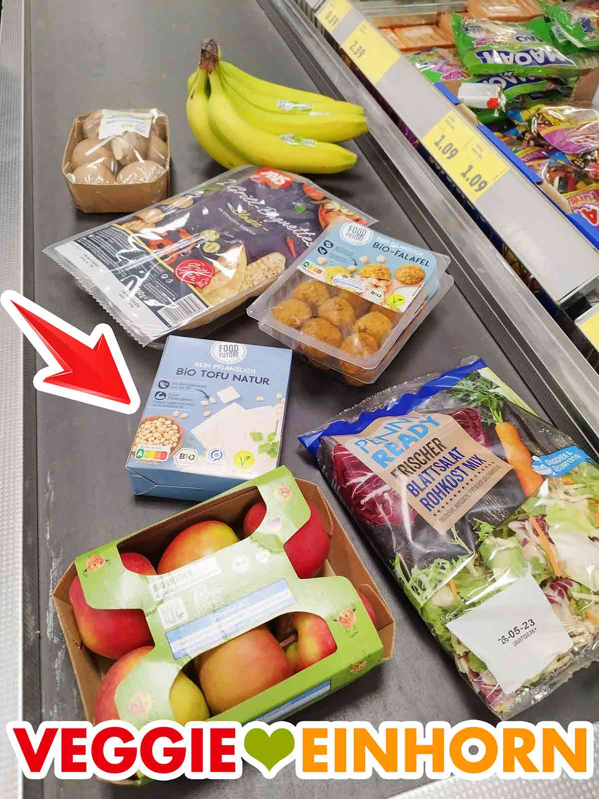 Bei Penny habe ich Bio Tofu Natur und andere vegane Lebensmittel gekauft. Bio Naturtofu von Food for Future auf dem Kassenband bei Penny