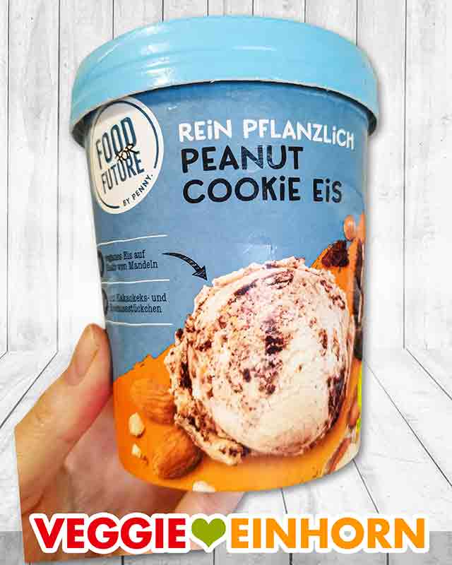 Ein Becher mit veganem Peanut Cookie Eis von Penny
