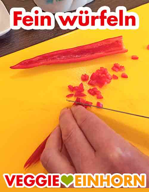 Die Chilischote in feine Würfelchen schneiden. Die rote Chili fein würfeln.