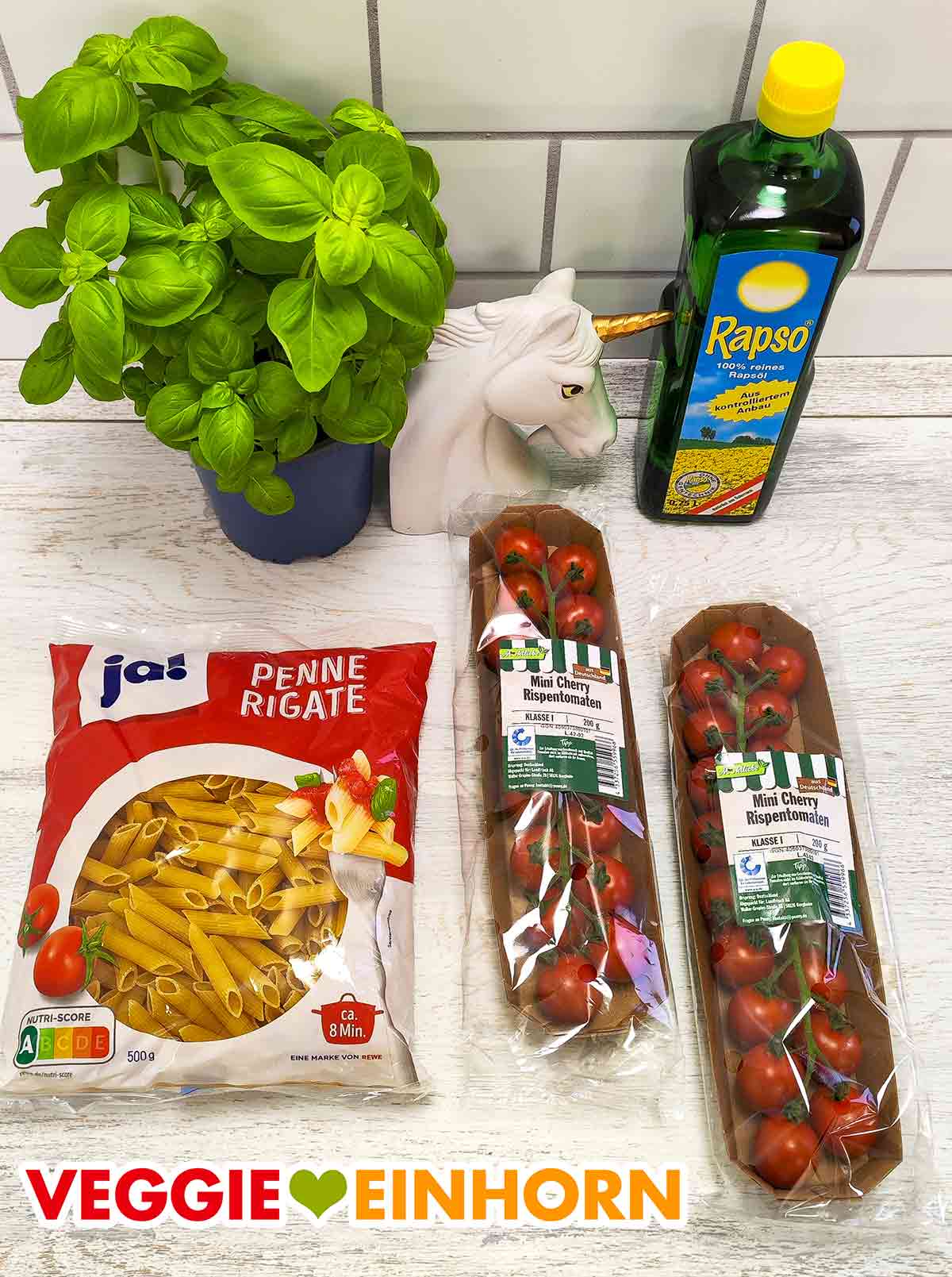 Basilikum Topf, raffiniertes Rapsöl von Rapso, Penne rigate von Rewe ja!, Mini Cherry Rispentomaten von Penny Marktliebe Ein Topf frisches Basilikum, Rapsöl, Penne, Kirschtomaten