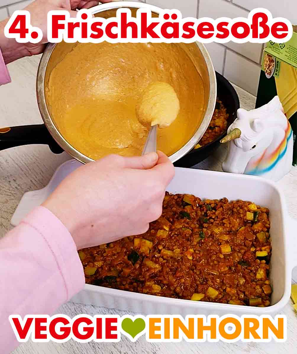 Jetzt kommt Frischkäsesoße. Vegane Frischkäse-Pesto Sauce wird in die Auflaufform gegeben.