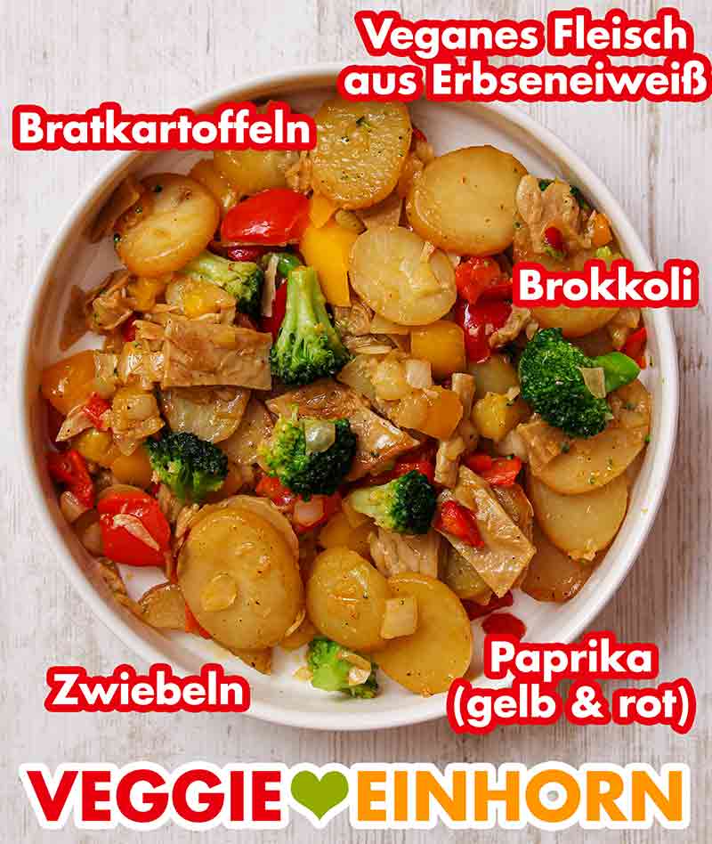 Die vegane Bratkartoffel Hähnchen Pfanne von Frosta enthält veganes Hähnchen aus Erbsenprotein. Die Veggie Bratkartoffel Hähnchen Pfanne von Frosta auf einem Teller