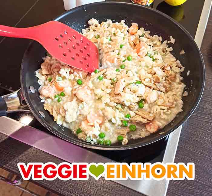 Erhitzen des Veggie Hühnerfrikassees von Frosta Das vegane Hühnerfrikassee von Frosta wird in der Pfanne erhitzt