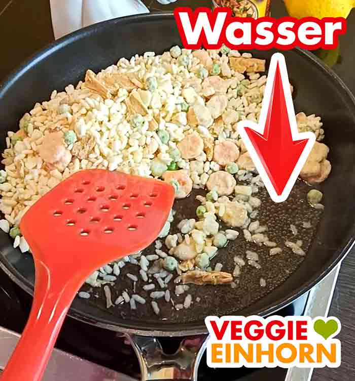Das Wasser ist in der Pfanne mit dem Veggie Hühnerfrikassee von Frosta Wasser in der Pfanne mit dem veganen Hühnerfrikassee von Frosta