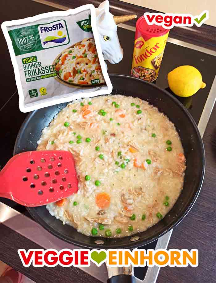 Kochen des veganen Hühnerfrikassees von Frosta in einer Pfanne Das Veggie Hühnerfrikassee von Frosta kocht in der Pfanne