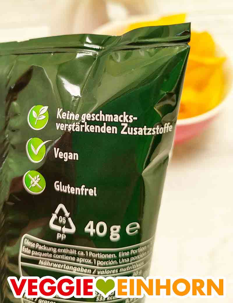 Chipfrisch Ungarisch von Funny Frisch sind vegan. Nahaufnahme einer Packung Funny Frisch Chipsfrisch Ungarisch mit Vegan-Zeichen