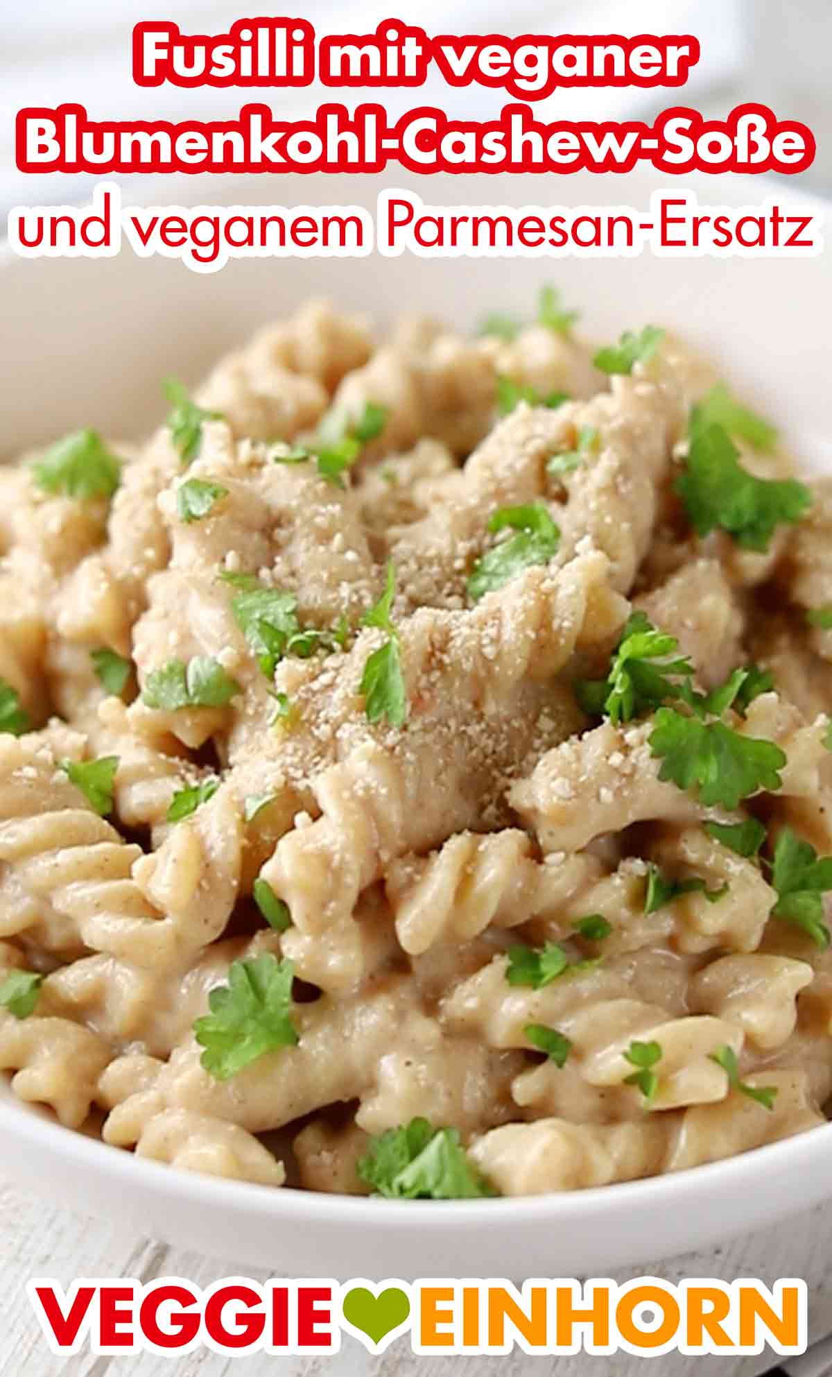 Die Soße passt zu vielen Nudeln. Hier serviert mit Fusilli. Fusilli mit veganer Blumenkohl-Cashew-Soße und veganem Parmesan-Ersatz