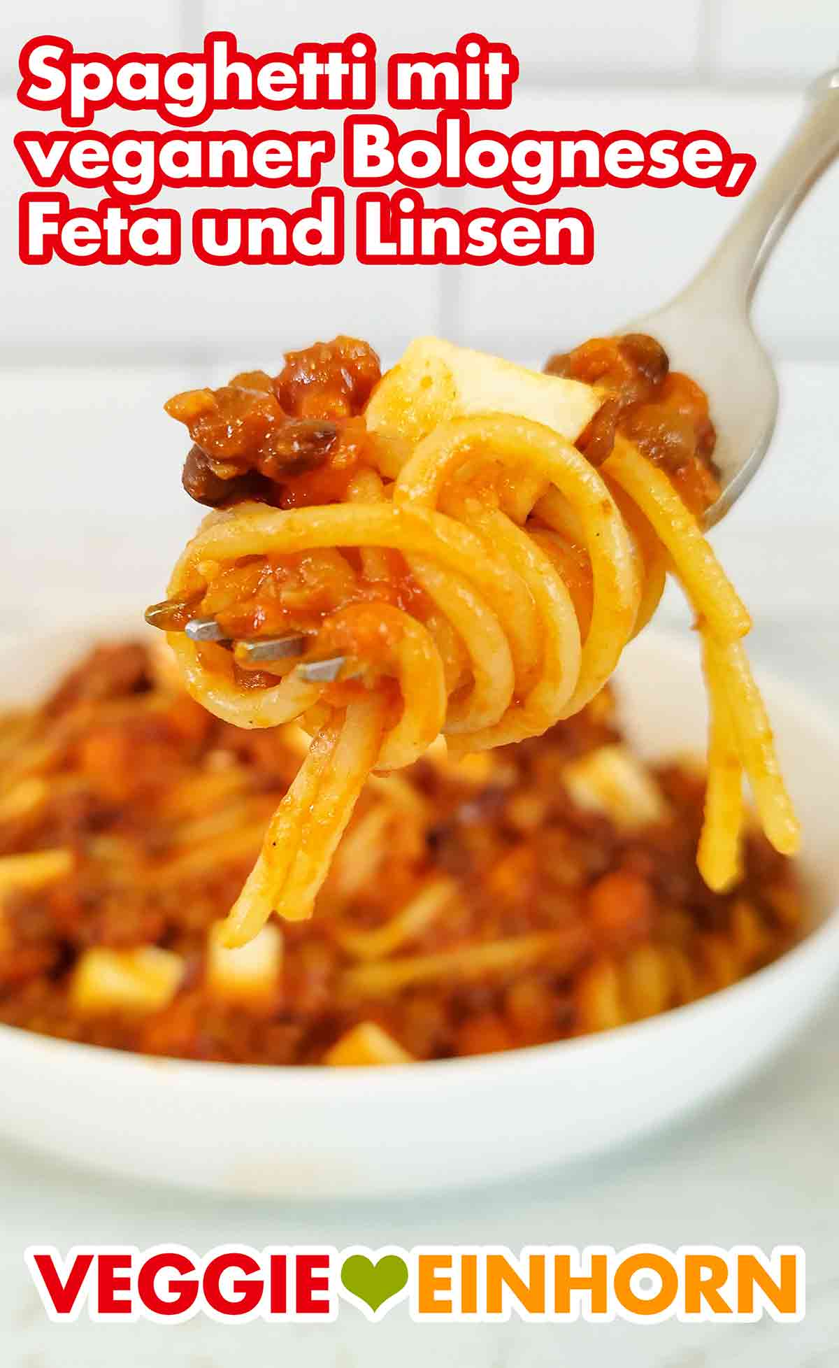 Das Rezept ist einfach, schnell und lecker. Eine Gabel mit Spaghetti mit veganer Bolognese, veganem Feta und Linsen