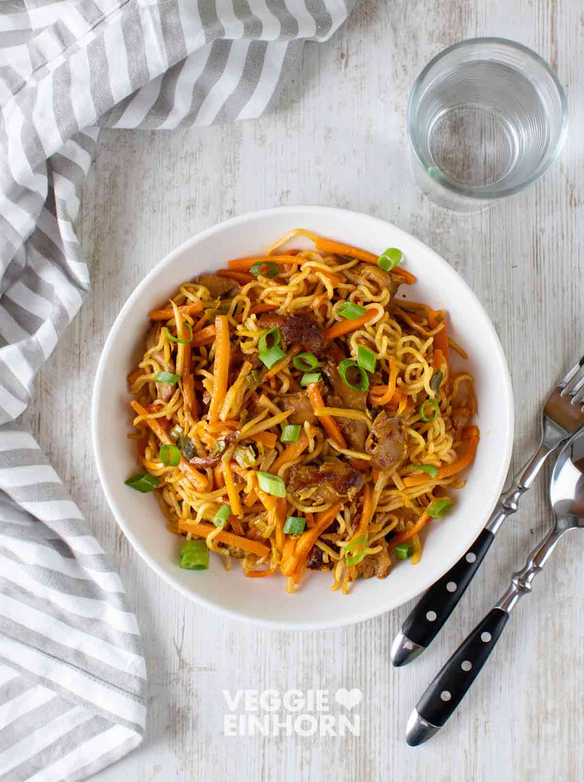 Gebratene Mienudeln mit veganem Hähnchen und Gemüse Teller mit gebratenen Mie Noodles und veganem Hähnchen