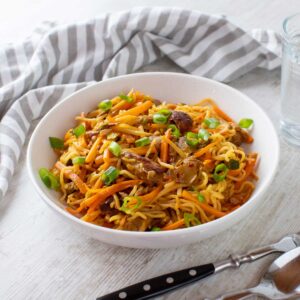 Gebratene Mie Nudeln mit veganem Hähnchen