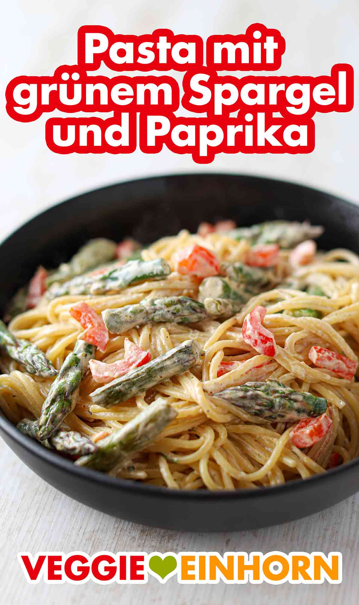 Vegane Spaghetti mit gebratenem grünen Spargel und roter Paprika Pasta mit gebratenem grünem Spargel und Paprika