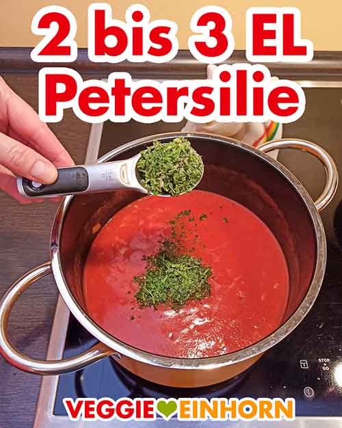 Tomatensuppe würzen mit TK Petersilie Tiefgefrorene gehackte Petersilie wird in den Topf zugefügt