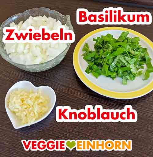 Gewürfelte Zwiebeln, Basilikum und frischer Knoblauch Zwiebelwürfel, fein geschnittenes Basilikum und gepresster Knoblauch