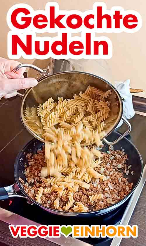 Die gekochten Fusilli werden zugefügt. Zufügen der gekochten Pasta