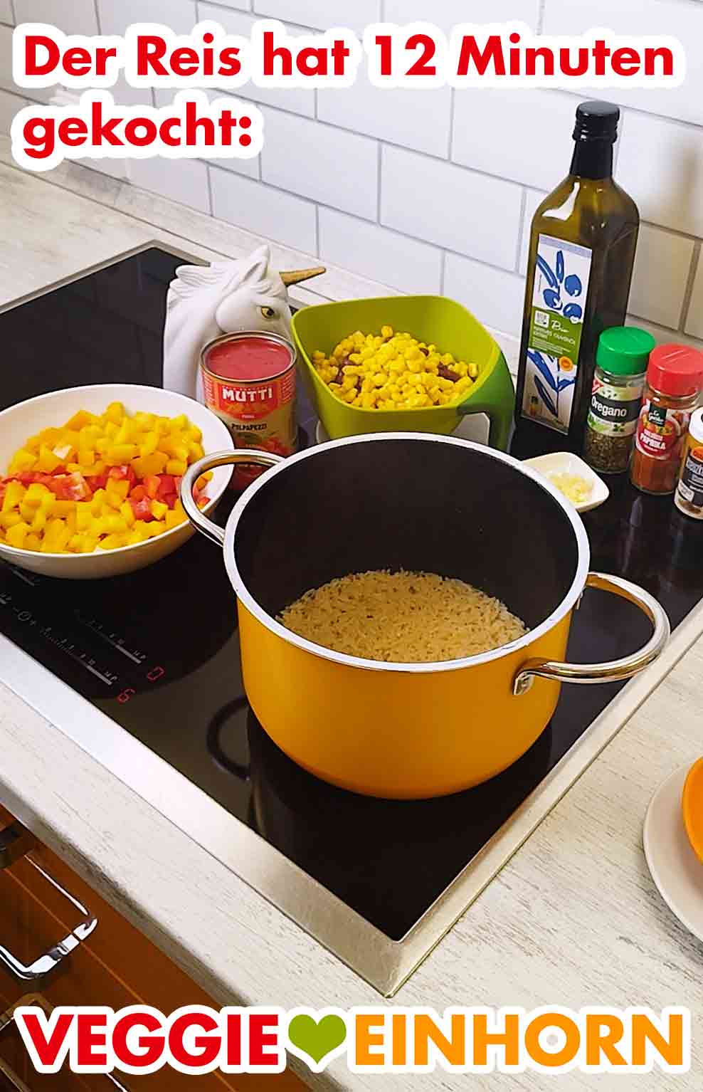 Nachdem der Langkornreis 12 Minuten gekocht hat, werden die weiteren Zutaten für den One Pot Reis zugefügt. Der gekochte Reis steht auf dem Herd mit den weiteren Zutaten