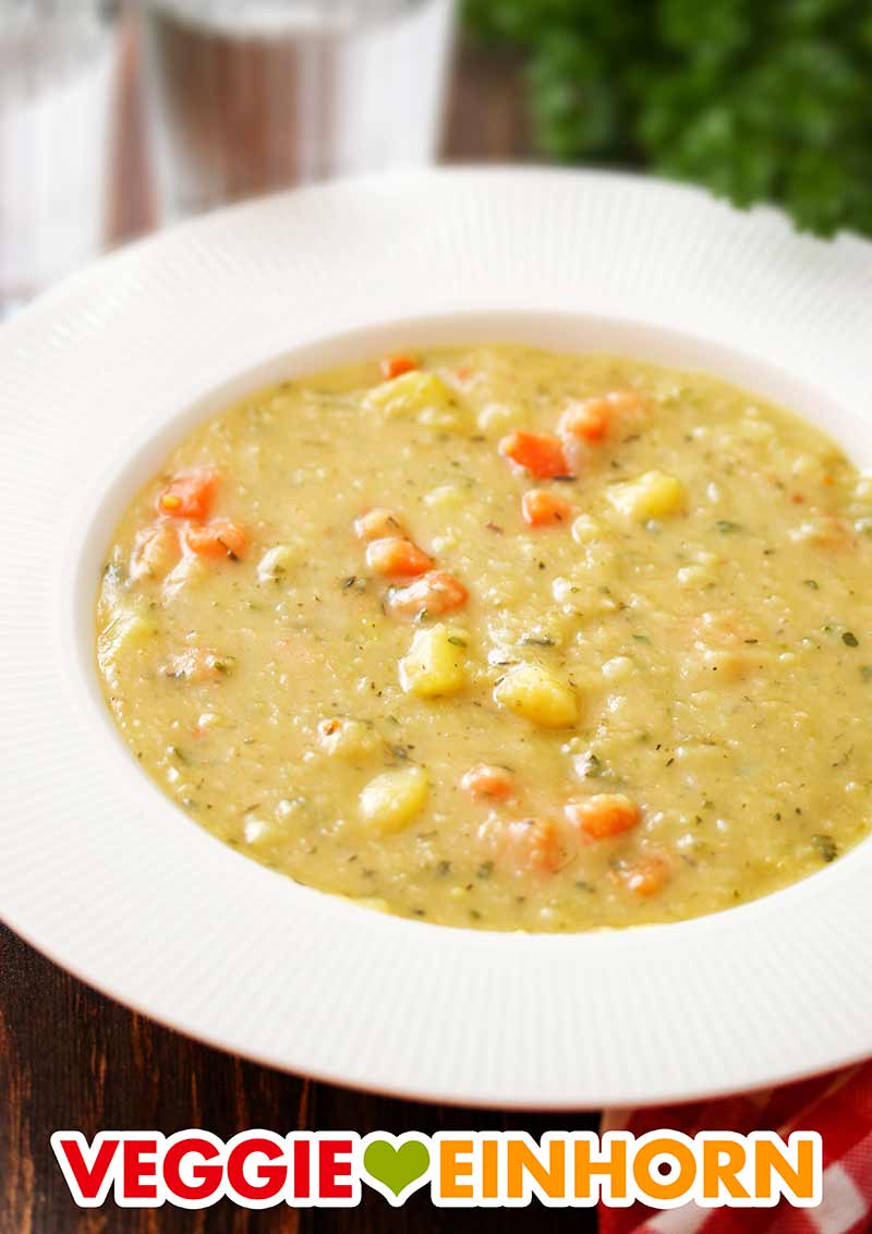 Vegane gelbe Erbsensuppe Vegetarische Erbsensuppe auf einem Teller