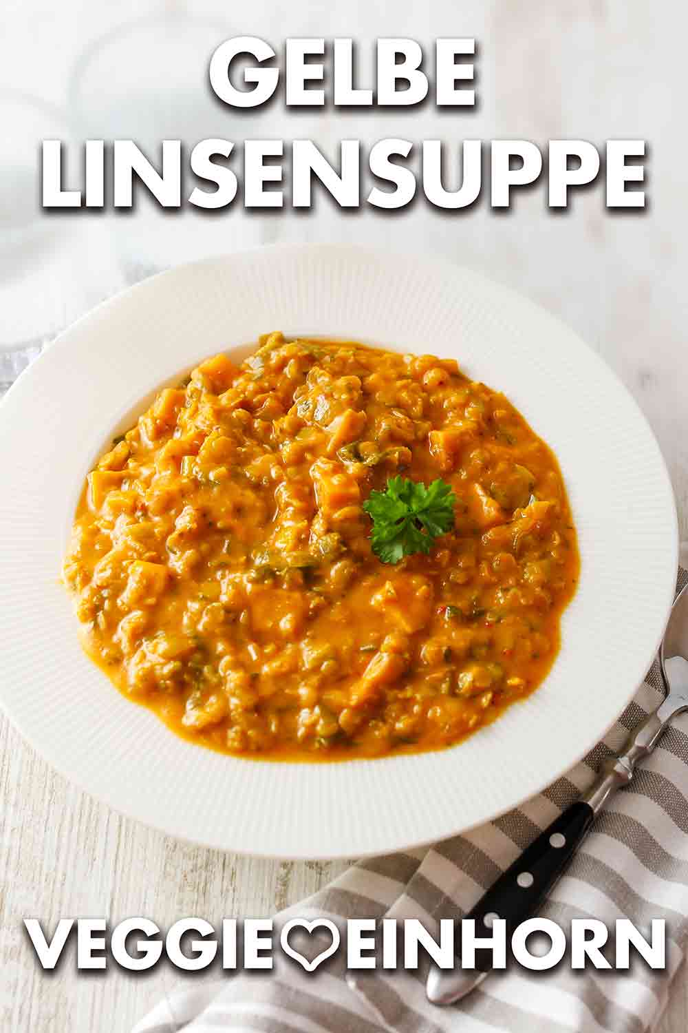 Vegetarische gelbe Linsensuppe mit Kokosmilch Ein Teller vegane Linsensuppe mit Kokosmilch und Süßkartoffeln