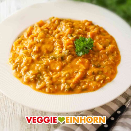 Ein Teller gelbe Linsensuppe