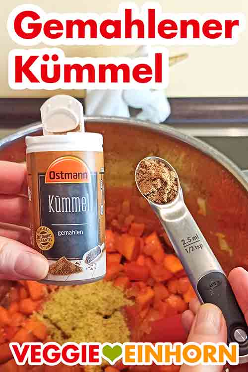 Gemahlener Kümmel wird zugefügt. Messlöffel mit gemahlenem Kümmel