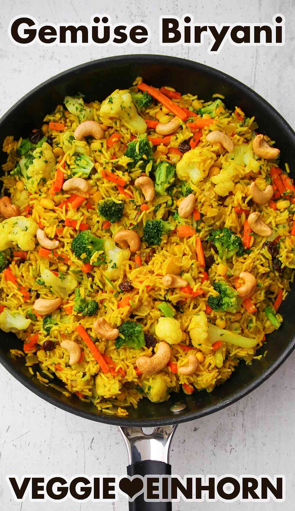 Das Gemüse Biryani ist vegetarisch und vegan Vegetarisches Biryani in einer Pfanne
