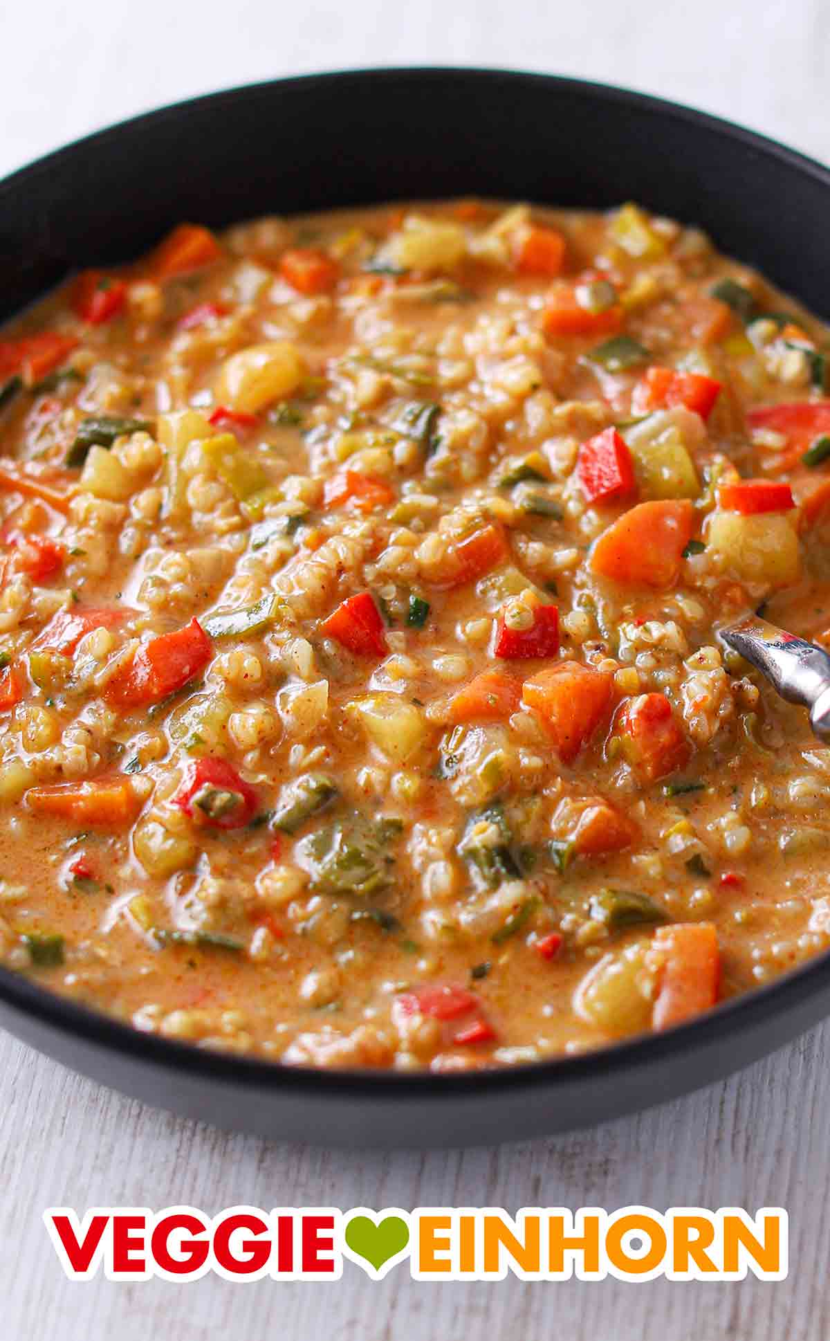Buchweizensuppe mit Kartoffeln und Gemüse Nahaufnahme der Buchweizensuppe mit Gemüse auf einem Teller