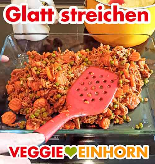 Die Masse verteilen und glatt streichen. Die vegane Hack-Gemüse-Mischung wird mit einem Pfannenwender glatt gestrichen.